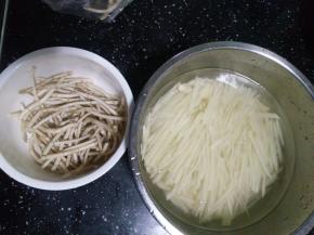 1.姜蒜切片，青椒切丝，土豆切丝，折耳根摘掉须根折段。
