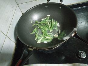 2.锅内放油下姜蒜炒香，放入青椒。
