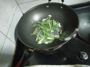 2.锅内放油下姜蒜炒香，放入青椒。