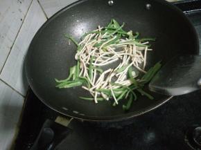 3.翻炒均匀后，放入折耳根。