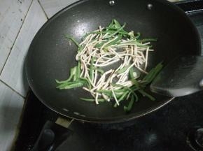 3.翻炒均匀后，放入折耳根。
