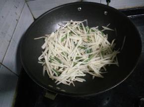 4.出香味后，加入土豆丝。