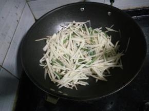 4.出香味后，加入土豆丝。