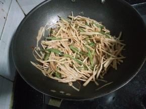 5.加入豆瓣酱、盐，翻炒均匀。