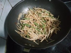 5.加入豆瓣酱、盐，翻炒均匀。