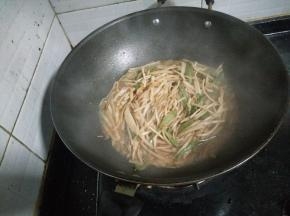 6.加少量水，大火收汁，放入少量鸡精即可出锅。