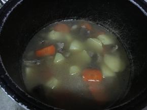 将所有食材全部倒入电饭煲，加2-3碗水