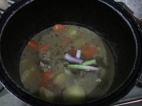 再放入葱段，按下煮饭键等待焖熟即可