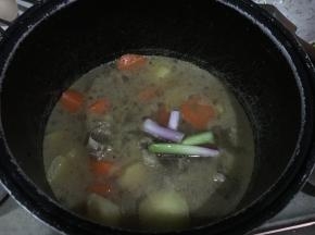 再放入葱段，按下煮饭键等待焖熟即可