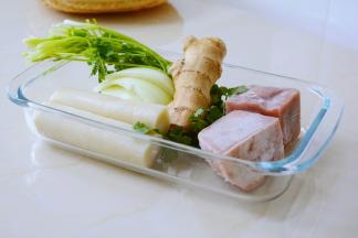 主要食材合影。
用的小牛肉，也可用猪肉，鸡肉。
不同品牌味道浓度不一，用量仅供参考，需酌情增减。
如拿捏不准，可先少许减量，不够再添~