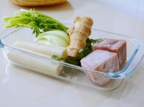 主要食材合影。
用的小牛肉，也可用猪肉，鸡肉。
不同品牌味道浓度不一，用量仅供参考，需酌情增减。
如拿捏不准，可先少许减量，不够再添~