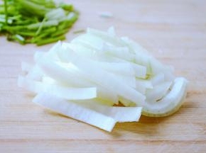 圆葱切条。