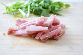 肉切条。
每种条类长短在6-7厘米，粗细在6-7毫米。