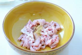 肉条洗去血水攥干，放盐和五香粉拌上劲。
先放一点盐，肉可以炒出来相对更嫩，
而且烹饪的时候还会少溅油哦~