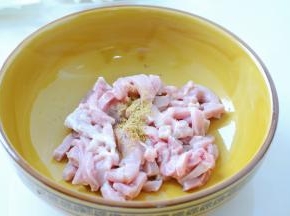 肉条洗去血水攥干，放盐和五香粉拌上劲。
先放一点盐，肉可以炒出来相对更嫩，
而且烹饪的时候还会少溅油哦~