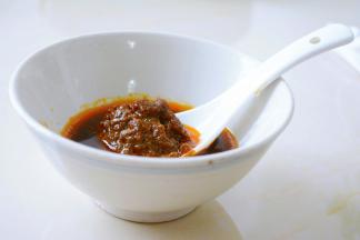 茶酱,生抽，老抽以及米醋调倒入碗中。