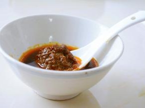 茶酱,生抽，老抽以及米醋调倒入碗中。