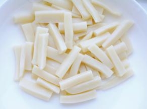 年糕用水清洗备用。
（洗过之后就不粘到一起了，便于翻炒。）