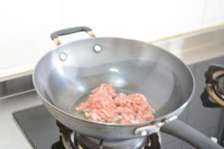 锅热放油后调中大火，
油热放肉快速煸炒。