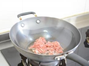 锅热放油后调中大火，
油热放肉快速煸炒。