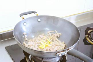 肉炒散，放姜。