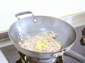 肉炒散，放姜。