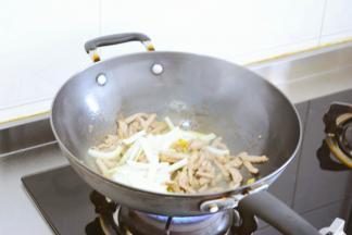 放入圆葱炒软出香味，放年糕翻炒。