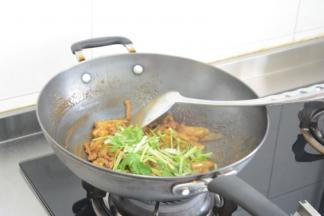 翻炒均匀,放入香菜再略翻炒，出锅即可。
整个过程要数度快快快，动作要帅帅帅!!!