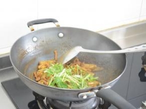 翻炒均匀,放入香菜再略翻炒，出锅即可。
整个过程要数度快快快，动作要帅帅帅!!!