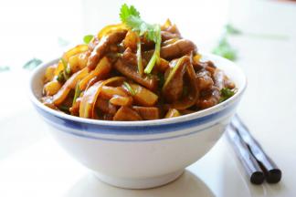 有没有勾起你的食欲呢~
不分饭菜，一碗管饱。。
有很多肉肉，吃起来超有满足感，是不是~
而且年糕超级扛饿哦~