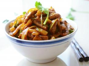 有没有勾起你的食欲呢~
不分饭菜，一碗管饱。。
有很多肉肉，吃起来超有满足感，是不是~
而且年糕超级扛饿哦~
