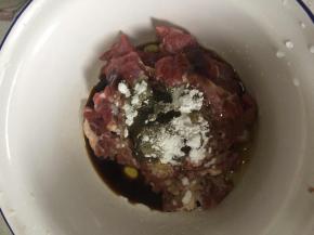 牛肉切片。加入盐。生抽。蚝油。花生油。生粉。黑胡椒拌匀。腌制2个小时。