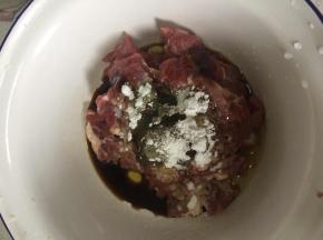 牛肉切片。加入盐。生抽。蚝油。花生油。生粉。黑胡椒拌匀。腌制2个小时。