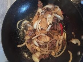 加入之前炒好的杏鲍菇快炒,加入黑胡椒粉,炒熟后即可出锅。