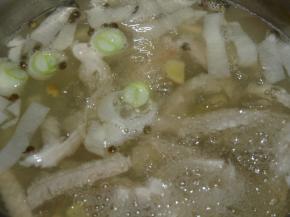 处理干净、切好的猪肚，加姜葱、一小瓶盖料酒冷水下锅煮熟。