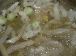 处理干净、切好的猪肚，加姜葱、一小瓶盖料酒冷水下锅煮熟。