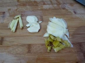 捞出煮好的猪肚沥干，切好姜葱蒜、泡椒泡姜。