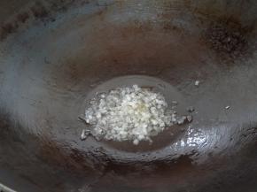 热锅入油，加入一把冰糖小火融化。过程中可以稍微砸碎冰糖以加速融化。