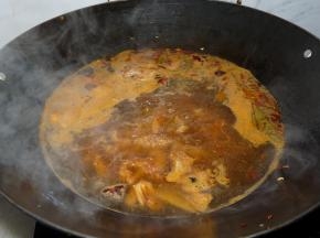 加入足量热水大火烧开，然后转小火煨1个半小时，保证猪肚够软。