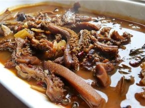 汁水较少时，试下是否需要加盐调味。如想加入青笋、豆芽之类的蔬菜，可在此时加入。收汁完成后出锅即可。