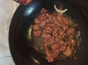 锅里油烧热加入腌好的牛肉,拿筷子划开,大火炒,时间短些不然会老。