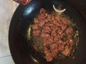 锅里油烧热加入腌好的牛肉,拿筷子划开,大火炒,时间短些不然会老。