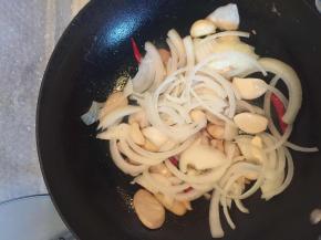 锅里再加入洋葱圈,继续翻炒。