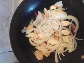 锅里再加入洋葱圈,继续翻炒。