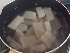 魔芋切长方片，过水焯一下。