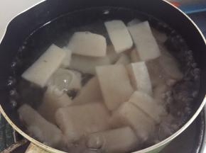 魔芋切长方片，过水焯一下。