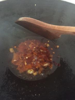 锅内入油，依次放入姜末、泡生姜泡辣椒末、一勺豆瓣酱、少许生抽煸炒至汤汁亮红。