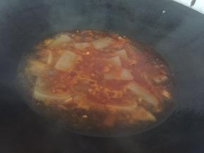 锅内加入足量热水，下魔芋，水刚好能将魔芋淹没即可。水开后转中火烧8分钟，起锅，美味又减脂的川味魔芋就做好了。