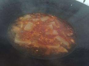 锅内加入足量热水，下魔芋，水刚好能将魔芋淹没即可。水开后转中火烧8分钟，起锅，美味又减脂的川味魔芋就做好了。