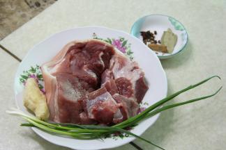 猪肉（我用的前腿肉，喜欢肥一点的可以用五花肉）洗净，准备其他用料